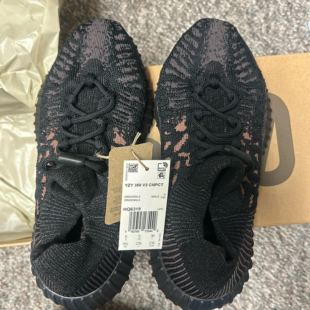 NWT YEEZY 350V2 CMPCT MENS 5 1/2